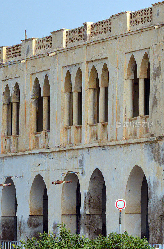 Casa Bahandum -面向红海的凉亭和拱廊，1910年代的殖民建筑，马萨瓦，厄立特里亚